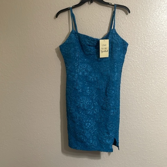 Live to be spoiled. Floral textured bodycon mini dress - Picture 2 of 9